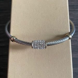 Beautiful twist pave bangle